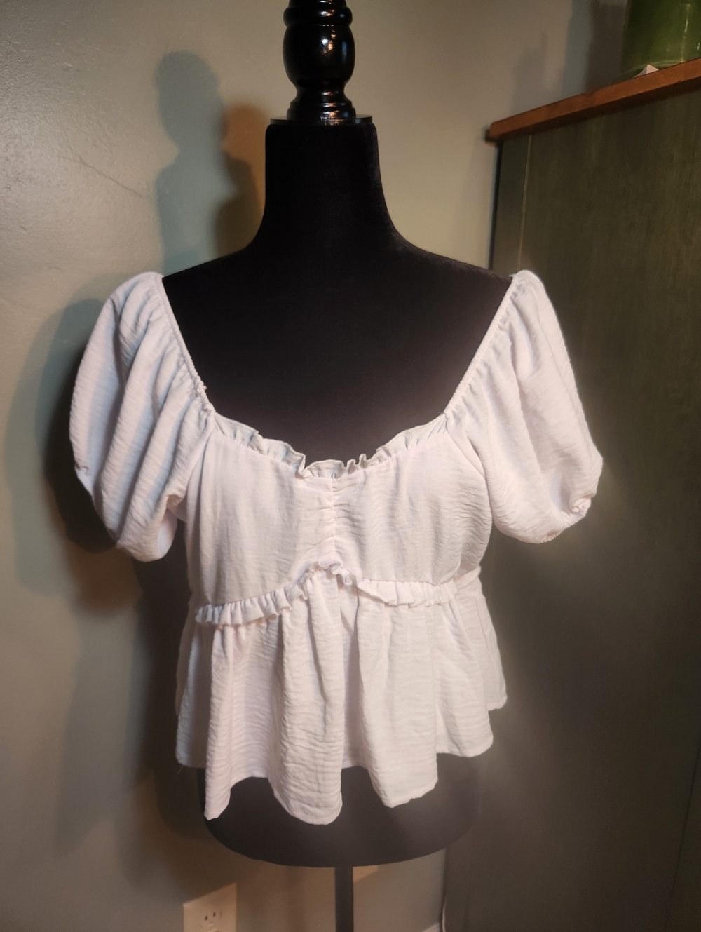 Discreet White Ruffled Peplum Puff-Sleeve Top Large